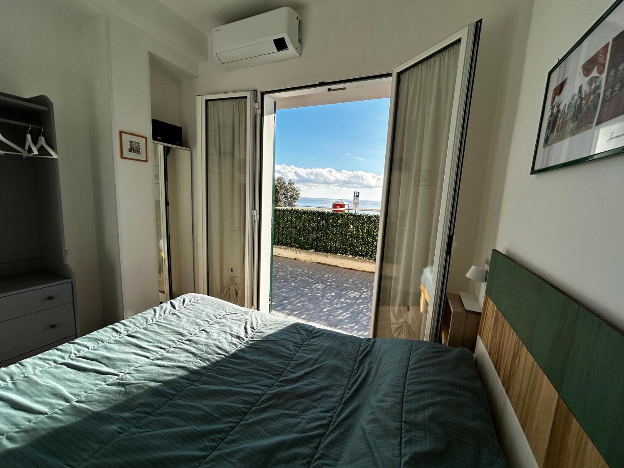 Casa Serge Vista Mare Con Ampio Terrazzo Privato Bergeggi Exterior photo